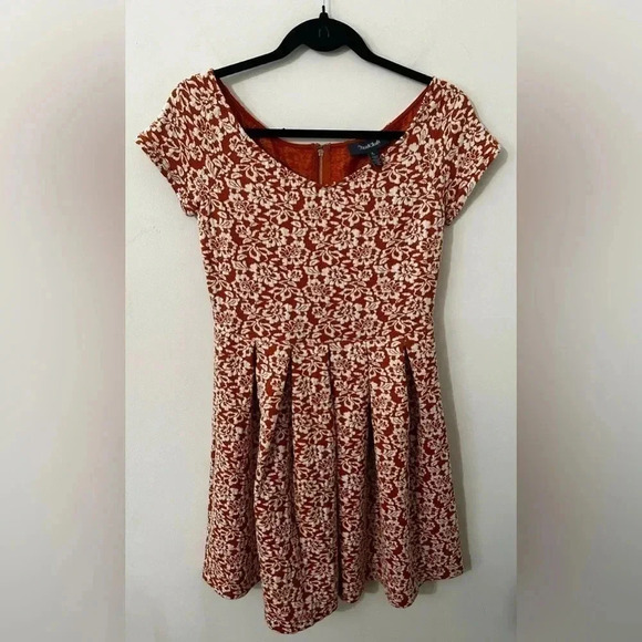 Modcloth Dresses & Skirts - Modcloth Floral Textured Fit and Flare Dress Size Small